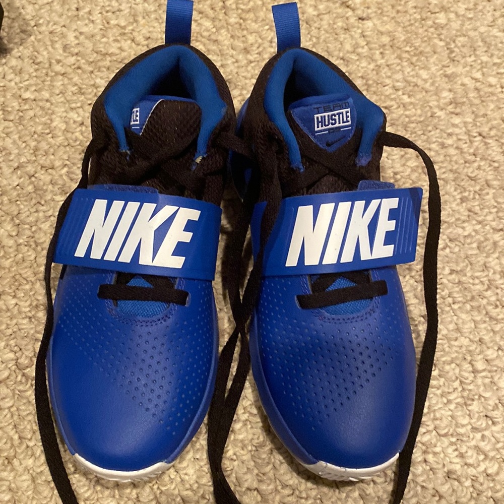 Boys Nike hustle sneakers